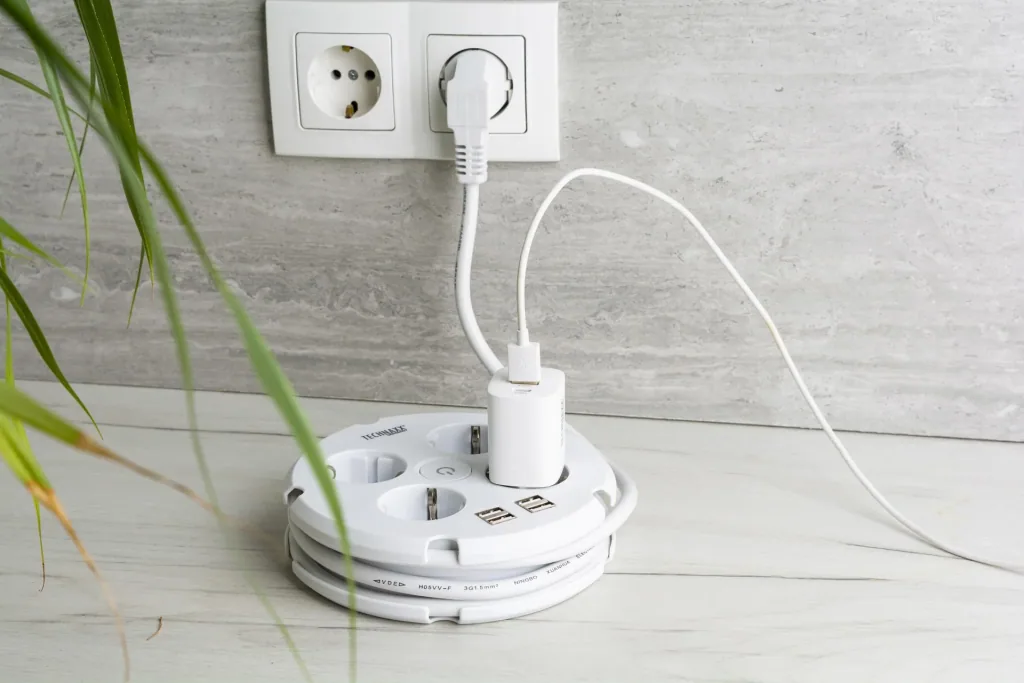 Steckdosenleiste mit Kabeltrommel und USB-A, 4-fach