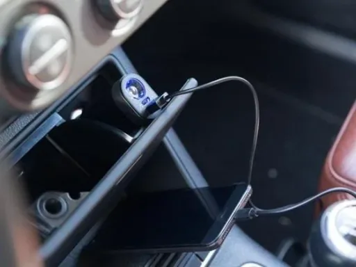 6-In-1 Autoladegerät / Powerbank / LED-Taschenlampe / Sicherheitsgurtschneider / Notfallhammer