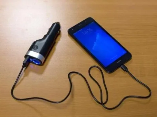 6-In-1 Autoladegerät / Powerbank / LED-Taschenlampe / Sicherheitsgurtschneider / Notfallhammer