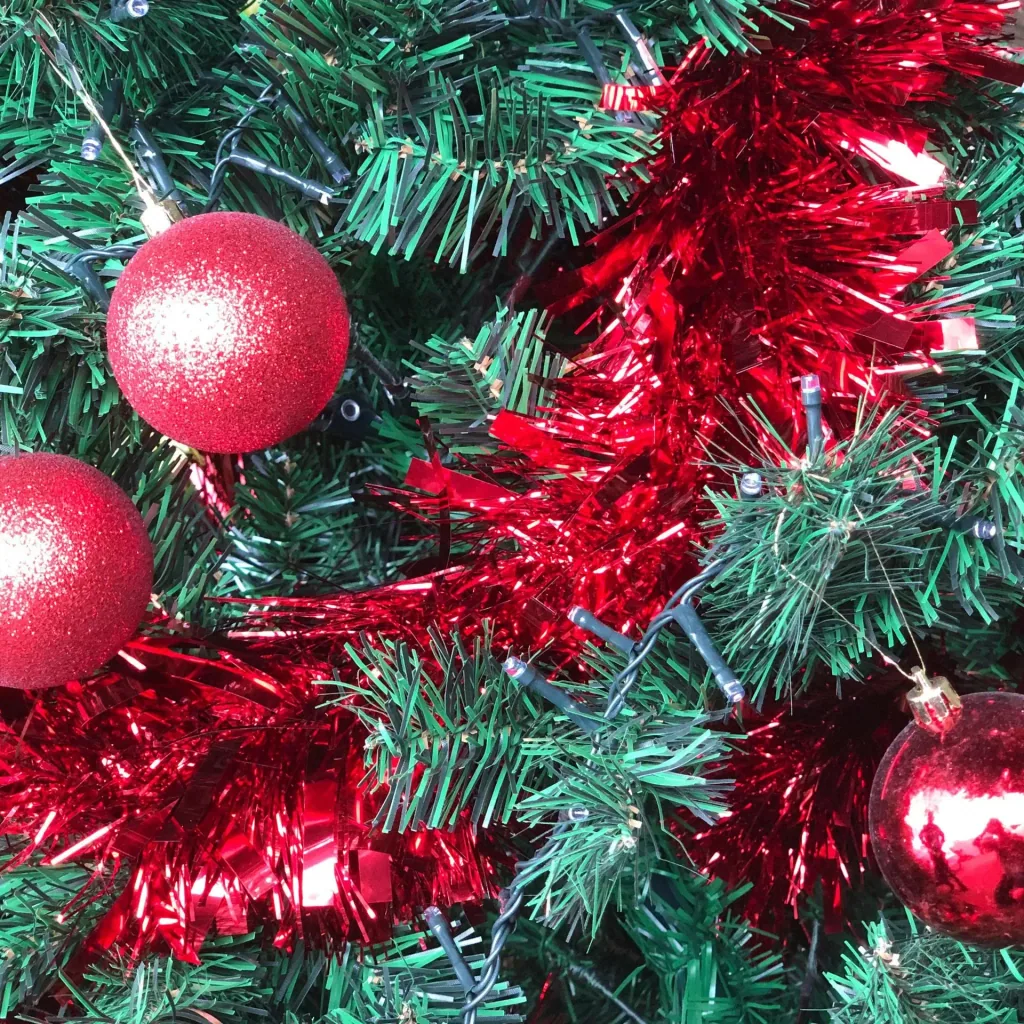 Schwarzwälder Weihnachtsbaum-Paket 150cm Rot + Weihnachtskugeln + Weihnachtsbeleuchtung + Weihnachtsgirlande + Spitze