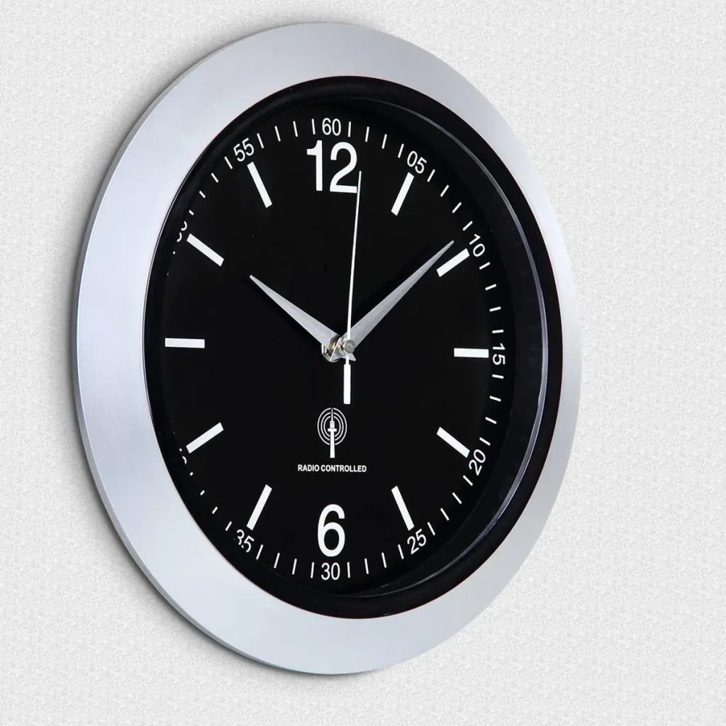 Wanduhr silber/schwarz Ø30cm