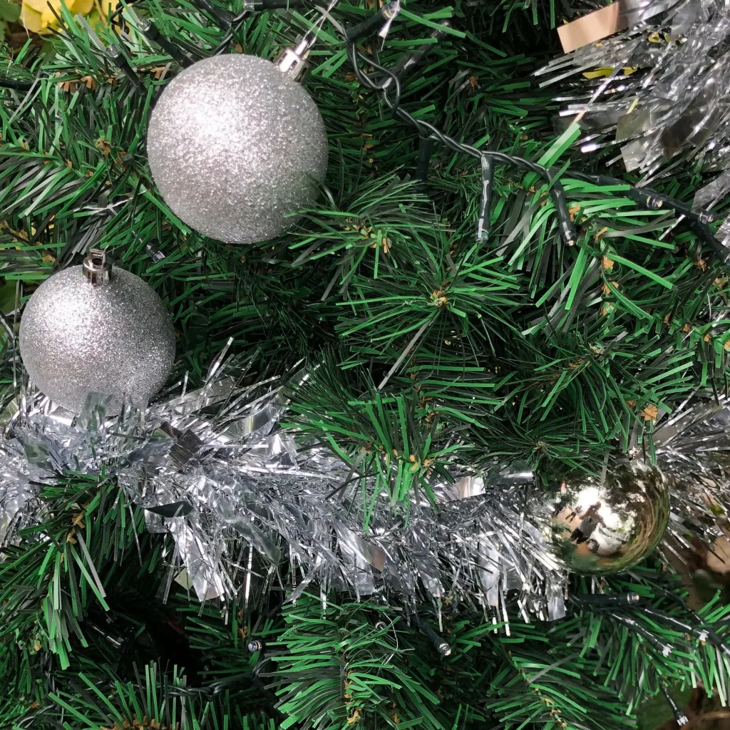 Schwarzwälder Weihnachtsbaum-Paket 150cm Silber + Weihnachtskugeln + Weihnachtsbeleuchtung + Weihnachtsgirlande + Spitze