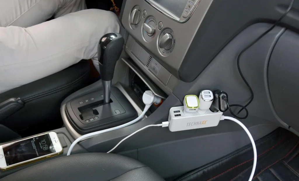 Universales Autoladegerät mit 4 USB-Anschlüssen und 3-fach KFZ-Verteiler