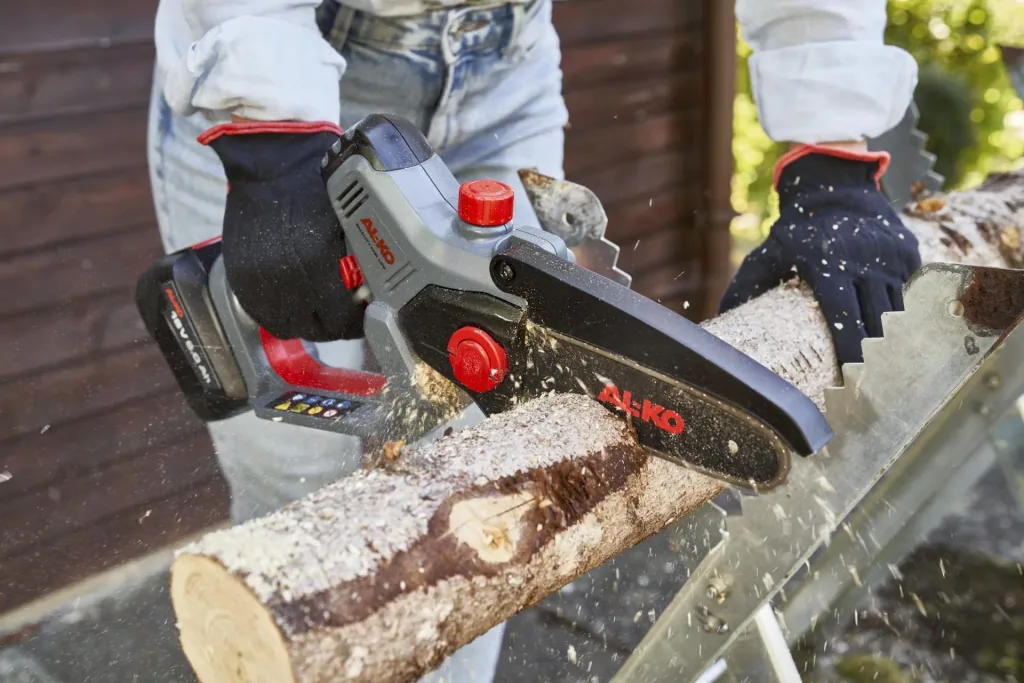 Akku-Minikettensäge CSM 1815 inklusive 1 Akku und Ladegerät, 18 V BOSCH HOME AND GARDEN COMPATIBLE