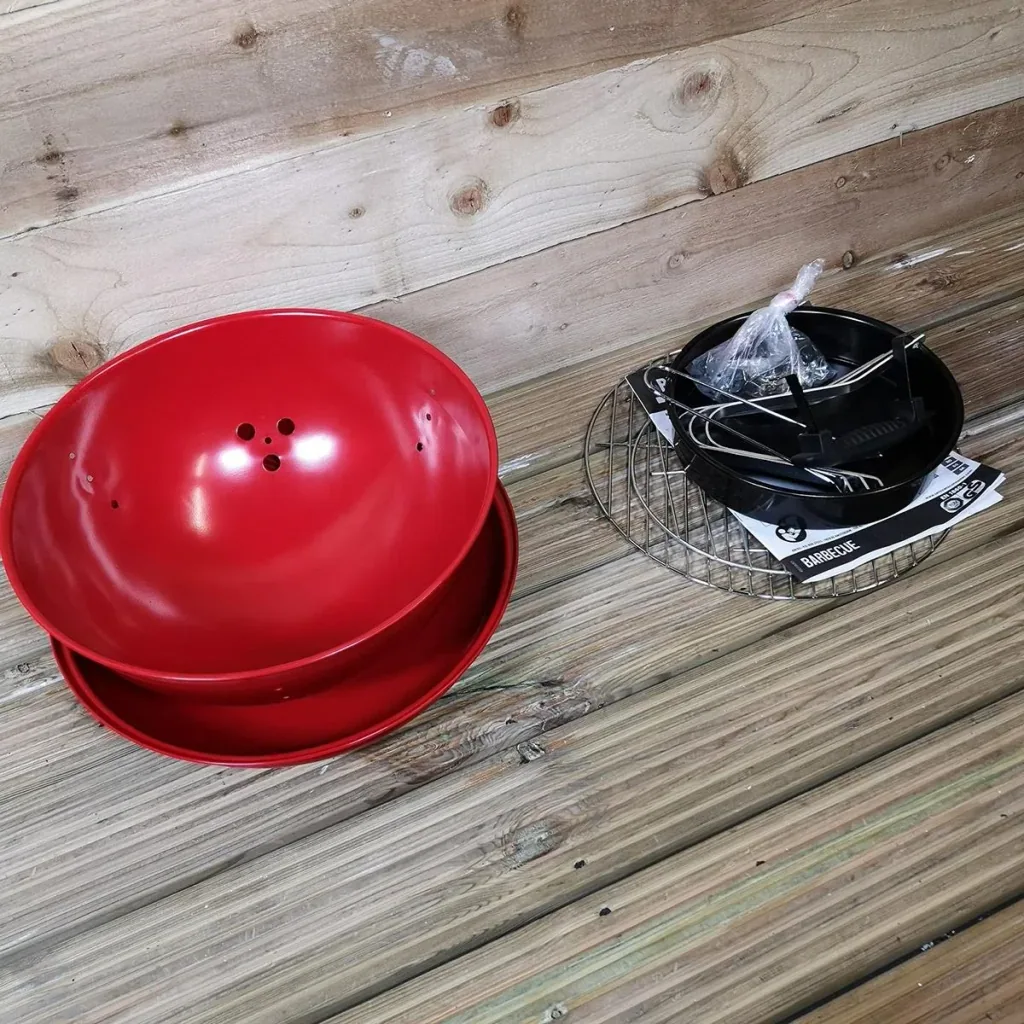 Wilderness Holzkohlegrill Kugelform - Rot