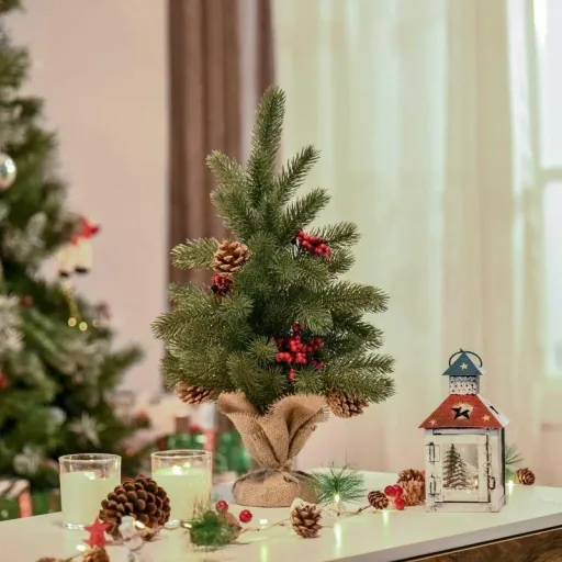 Weihnachtsbaum 50 cm Christbaum mit 4 roten Beeren und 4 Tannenzapfen