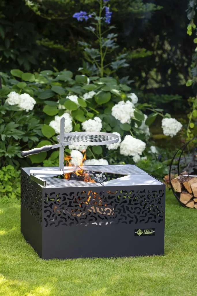 Grill Carre 750 schwarz mit Grillrost Ø38, Schwenkarm und Metallabdeckung