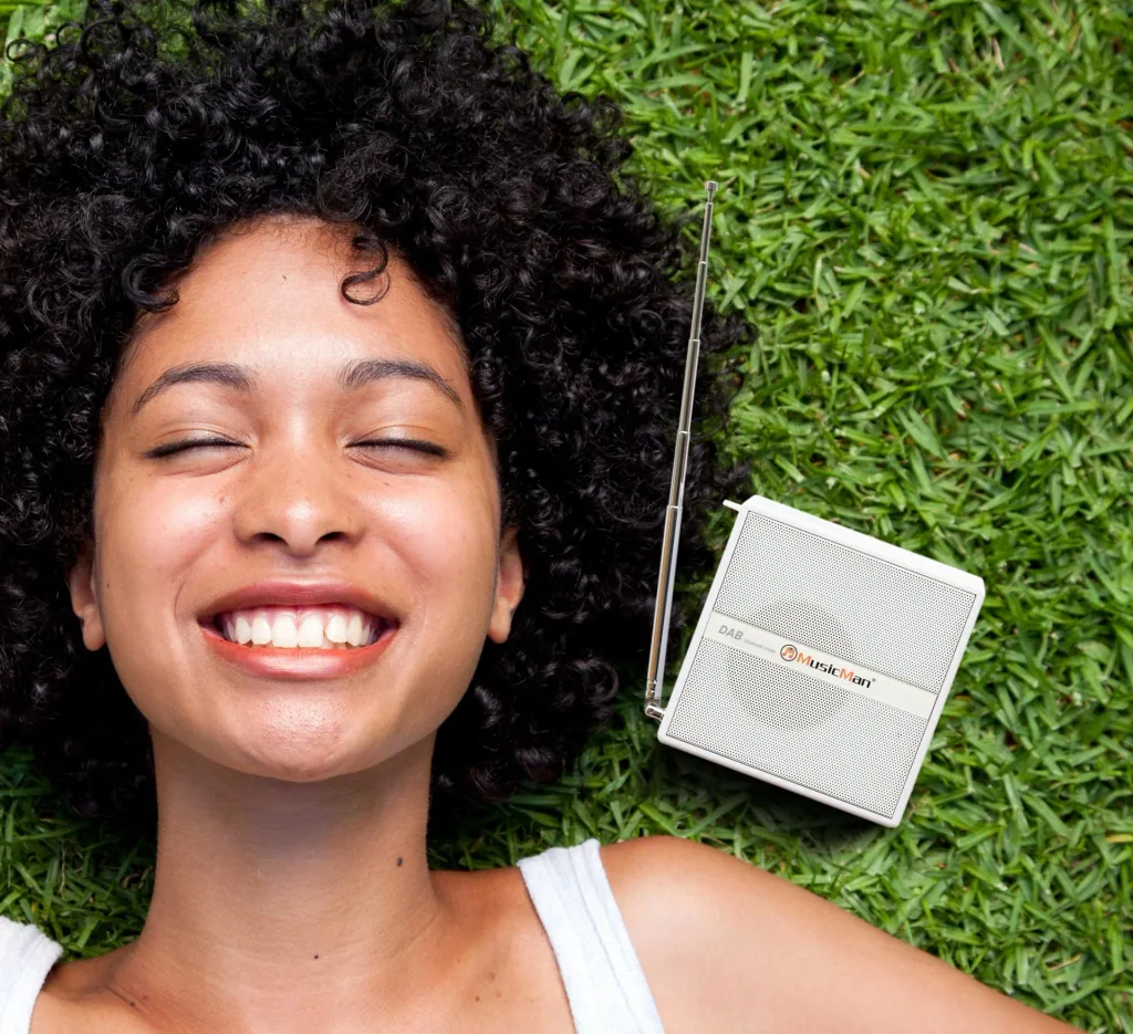 Socket Soundstation -Portabler Lautsprecher mit DAB+, FM-Radio, Bluetooth und AUX-In