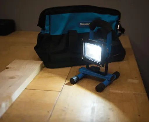 Wiederaufladbare LED-Arbeitsleuchte mit USB-Anschluss 10 W (EU)