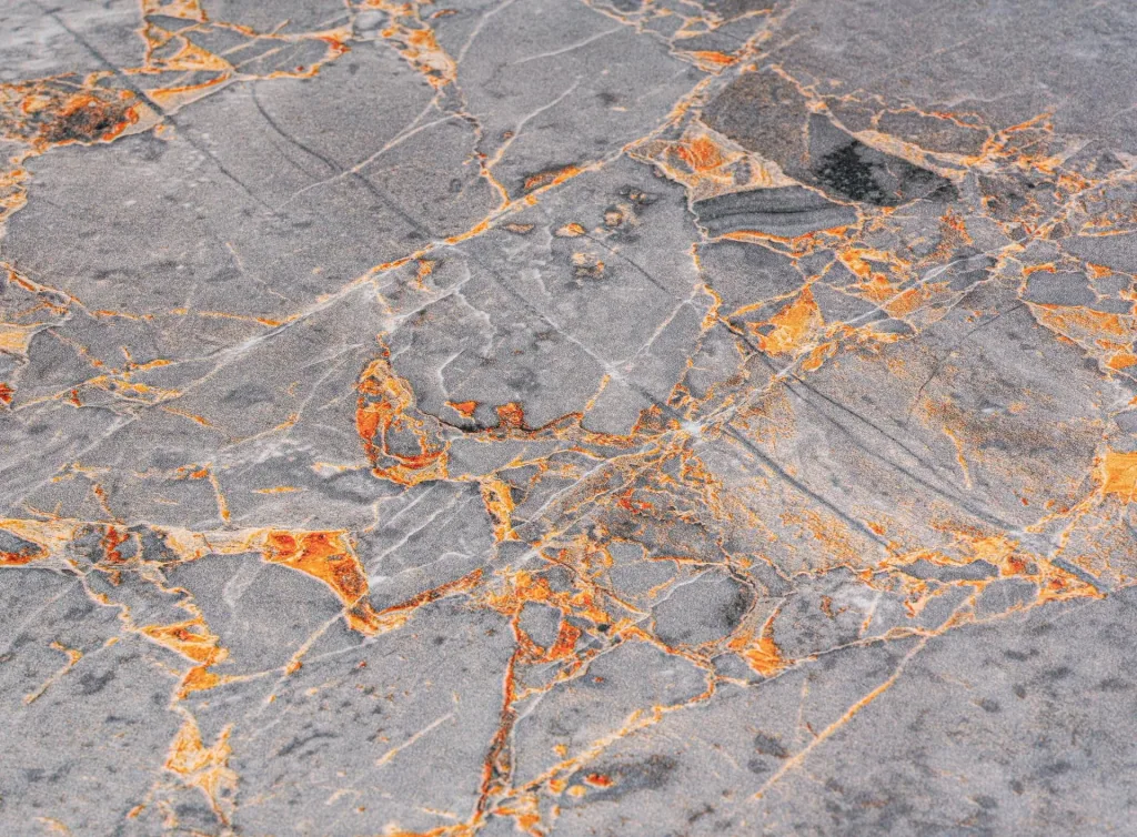 Premium WC-Sitz Grey Marble mit Relief, aus antibakteriellem Duroplast, mit Absenkautomatik