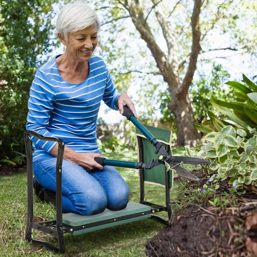 Gartenhocker mit Werkzeugtasche grün
