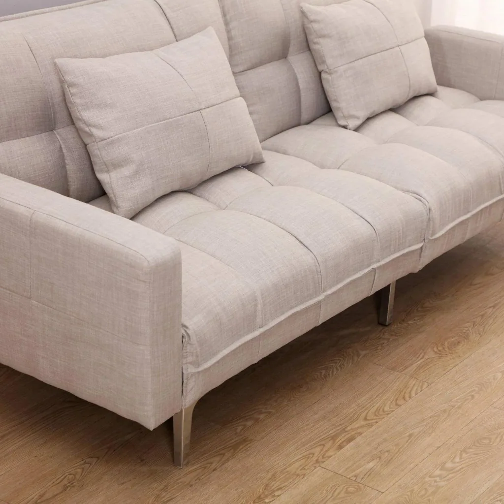 Schlafcouch mit Kissen
