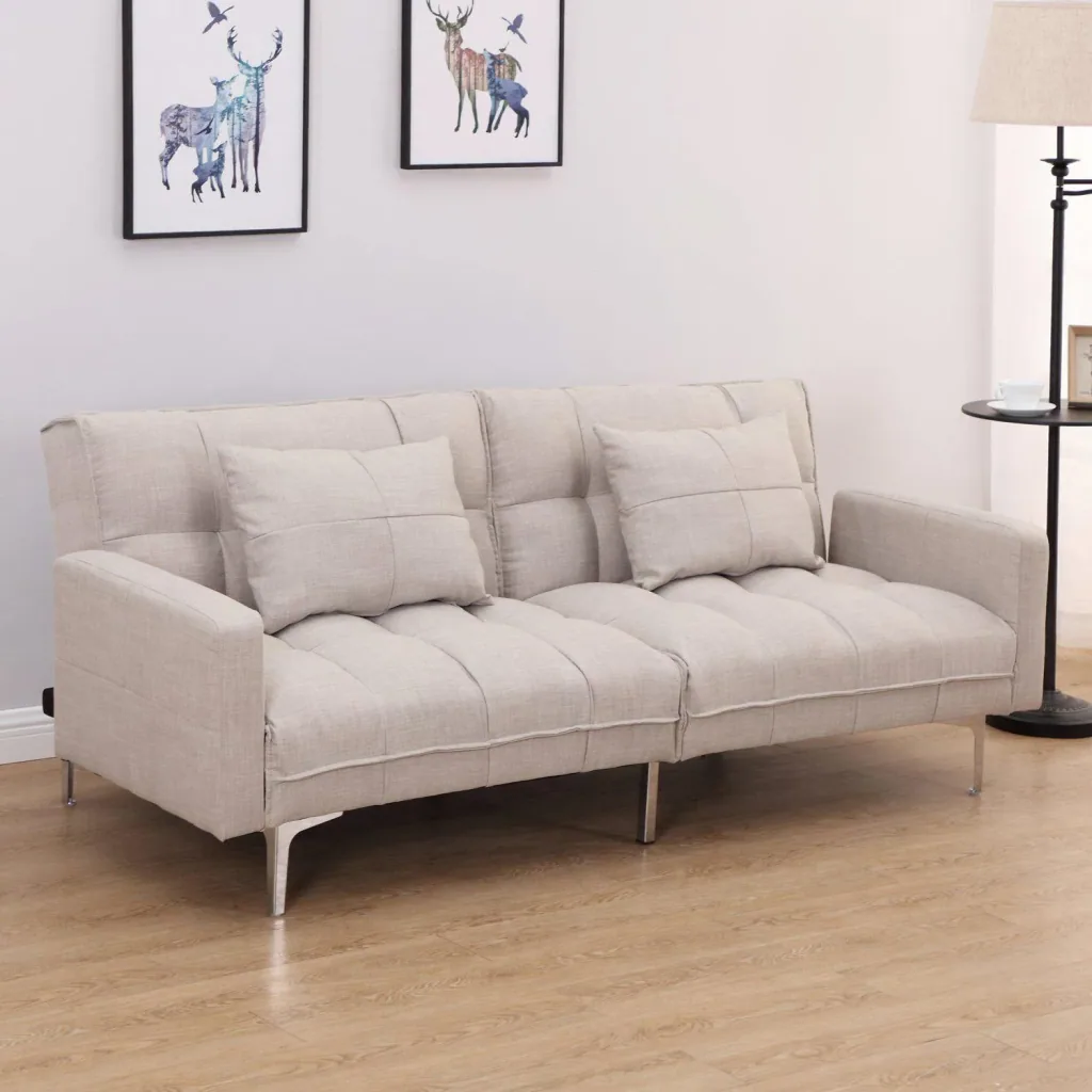 Schlafcouch mit Kissen