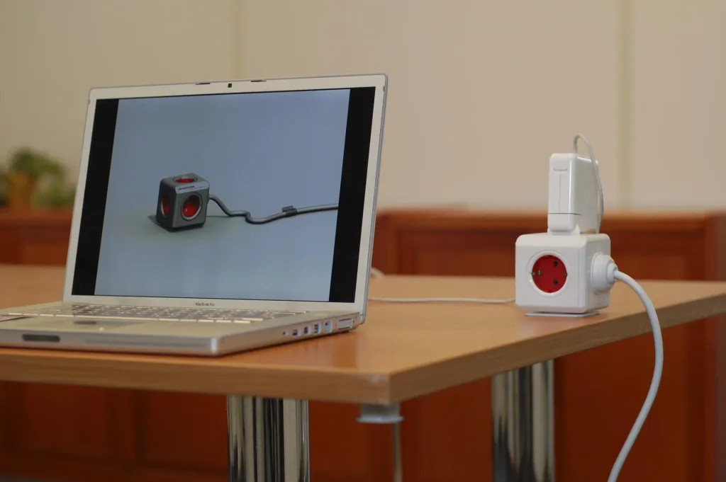 PowerCube Extended Remote mit 4 Steckdosen und Fernbedienung