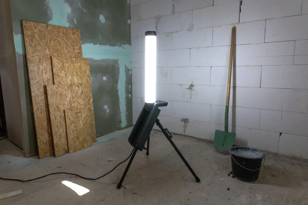 LED Arbeitsleuchte mir ausklappbarer Haupt LED, 360 Grad Weitwinkelausleuchtung