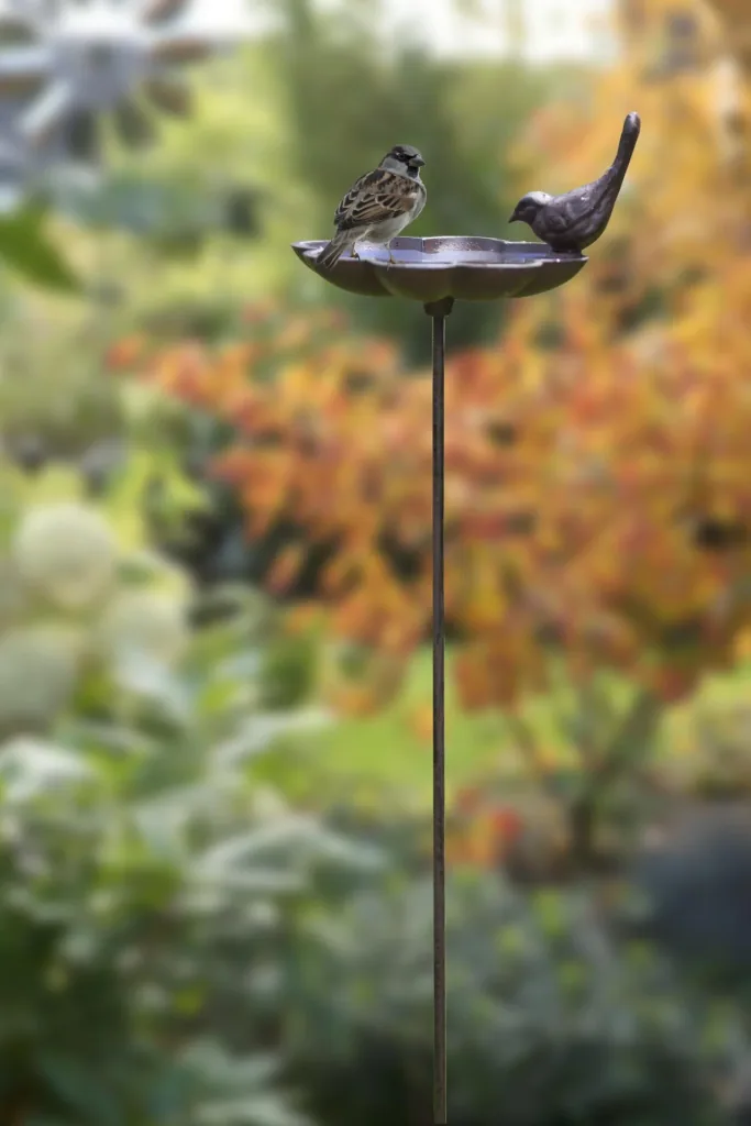 Vogeltränke mit Erdspieß, Gusseisen, Vogeldesign