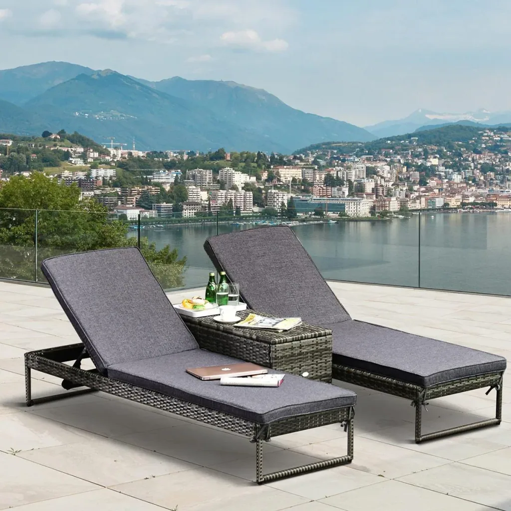 dreiteiliges Set Sonnenliege mit verstellbarer Rücklehne Garten Liege Teetisch Flammhemmende Polsterung Metall PE-Rattan