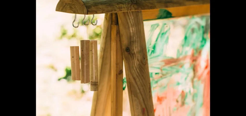 Discovery Tafel Outdoor Schreib- und Maltafel für Kinder aus Holz, Pflanzkübel, Windspiel, natur