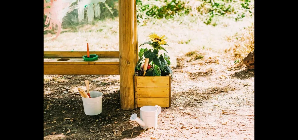 Discovery Tafel Outdoor Schreib- und Maltafel für Kinder aus Holz, Pflanzkübel, Windspiel, natur