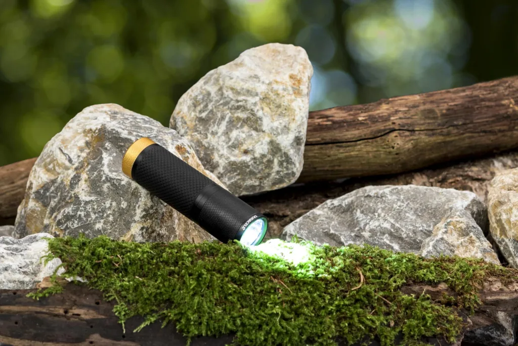 Kompakte LED Taschenlampe inkl. 3 x AAA Batterien